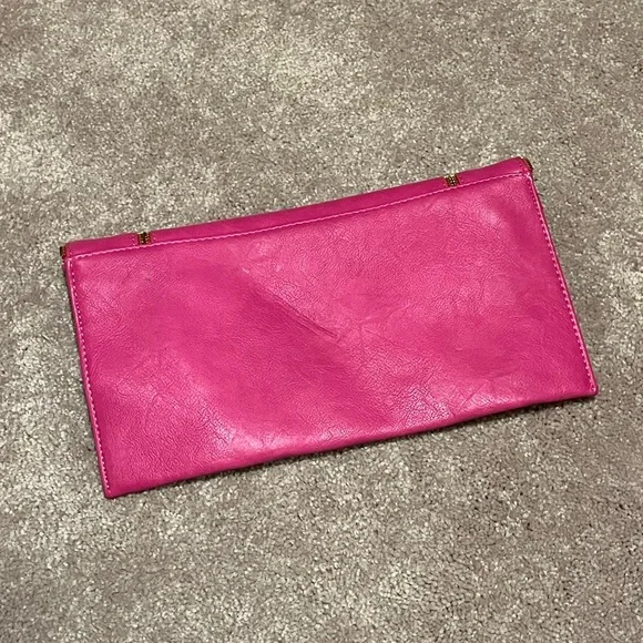 Pink clutch/purse. Snap closure. Gold shoulder removable chain. Zipper design - Picture 6 of 8